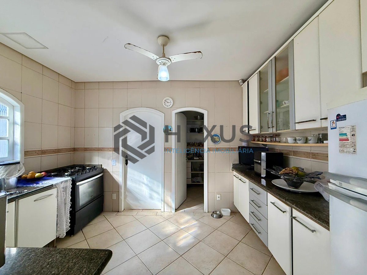 Foto 18 de Casa com varanda e lazer a 120m da praia na Enseada, Guarujá