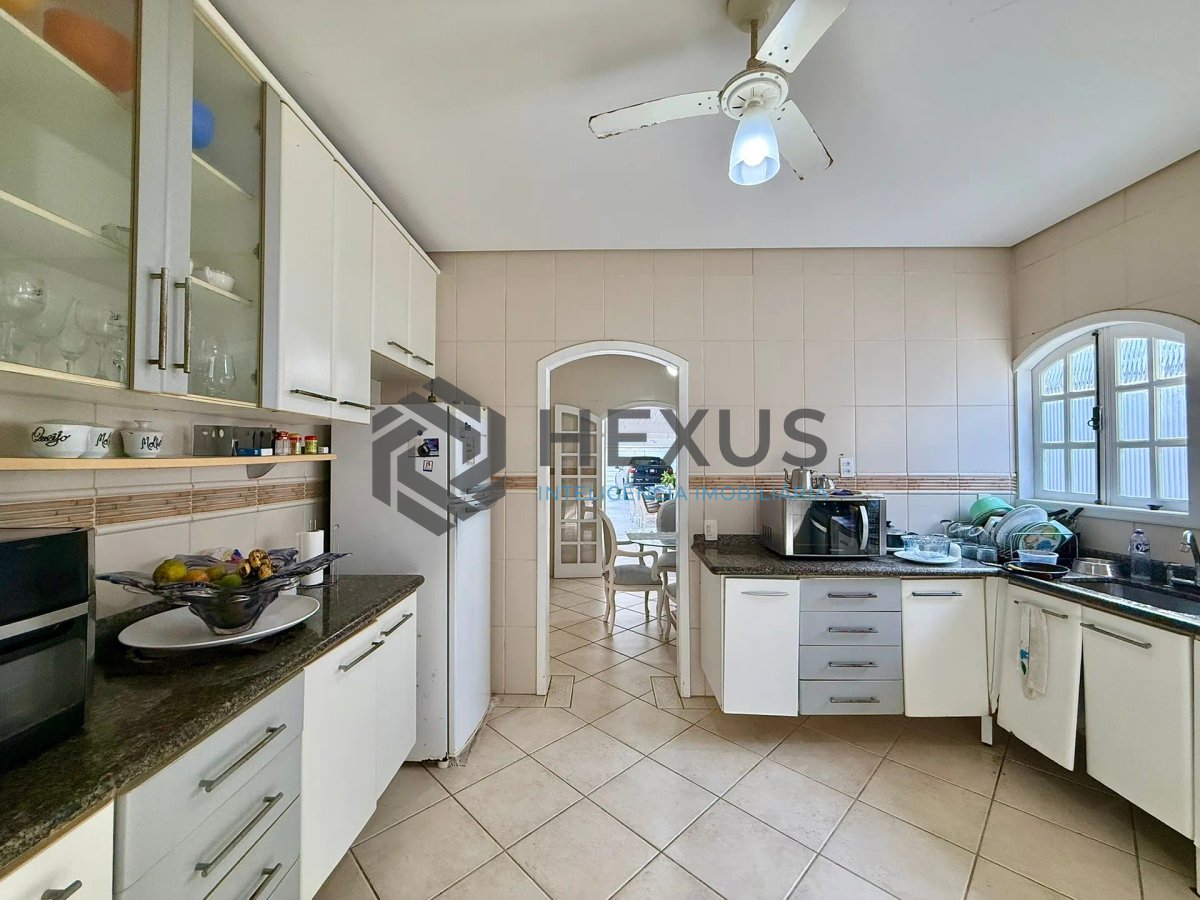 Foto 19 de Casa com varanda e lazer a 120m da praia na Enseada, Guarujá