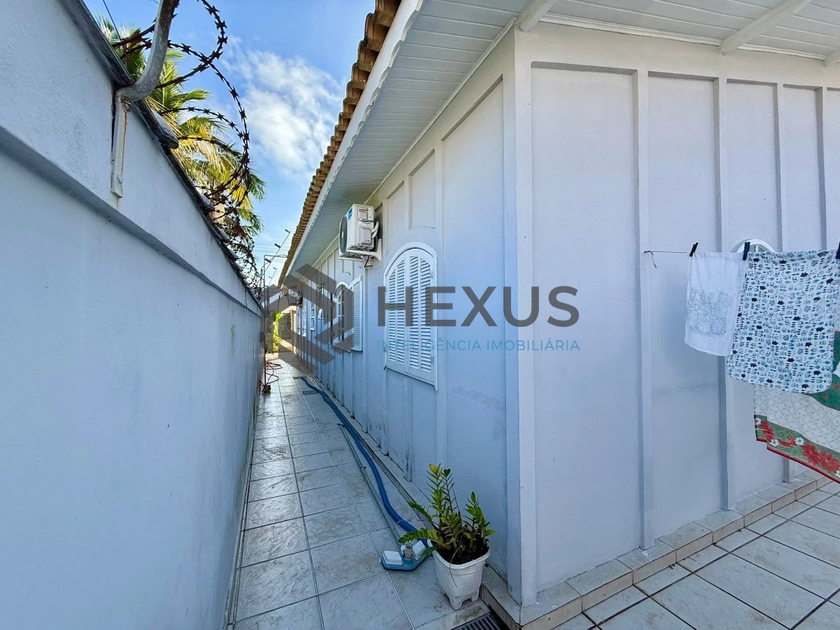 Foto 31 de Casa com varanda e lazer a 120m da praia na Enseada, Guarujá
