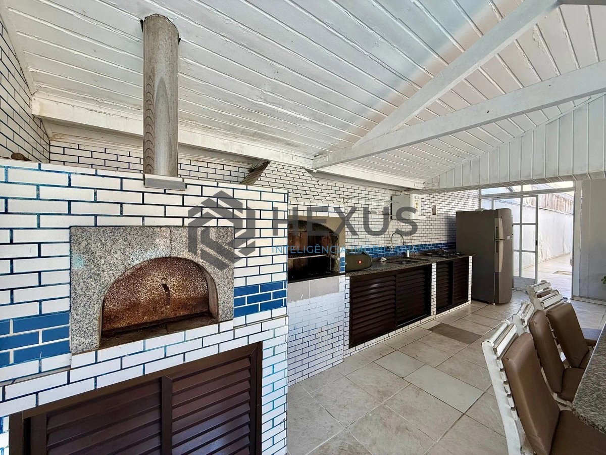 Foto 10 de Casa com varanda e lazer a 120m da praia na Enseada, Guarujá