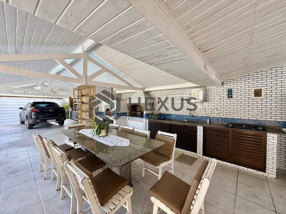 Foto 4 de Casa com varanda e lazer a 120m da praia na Enseada, Guarujá