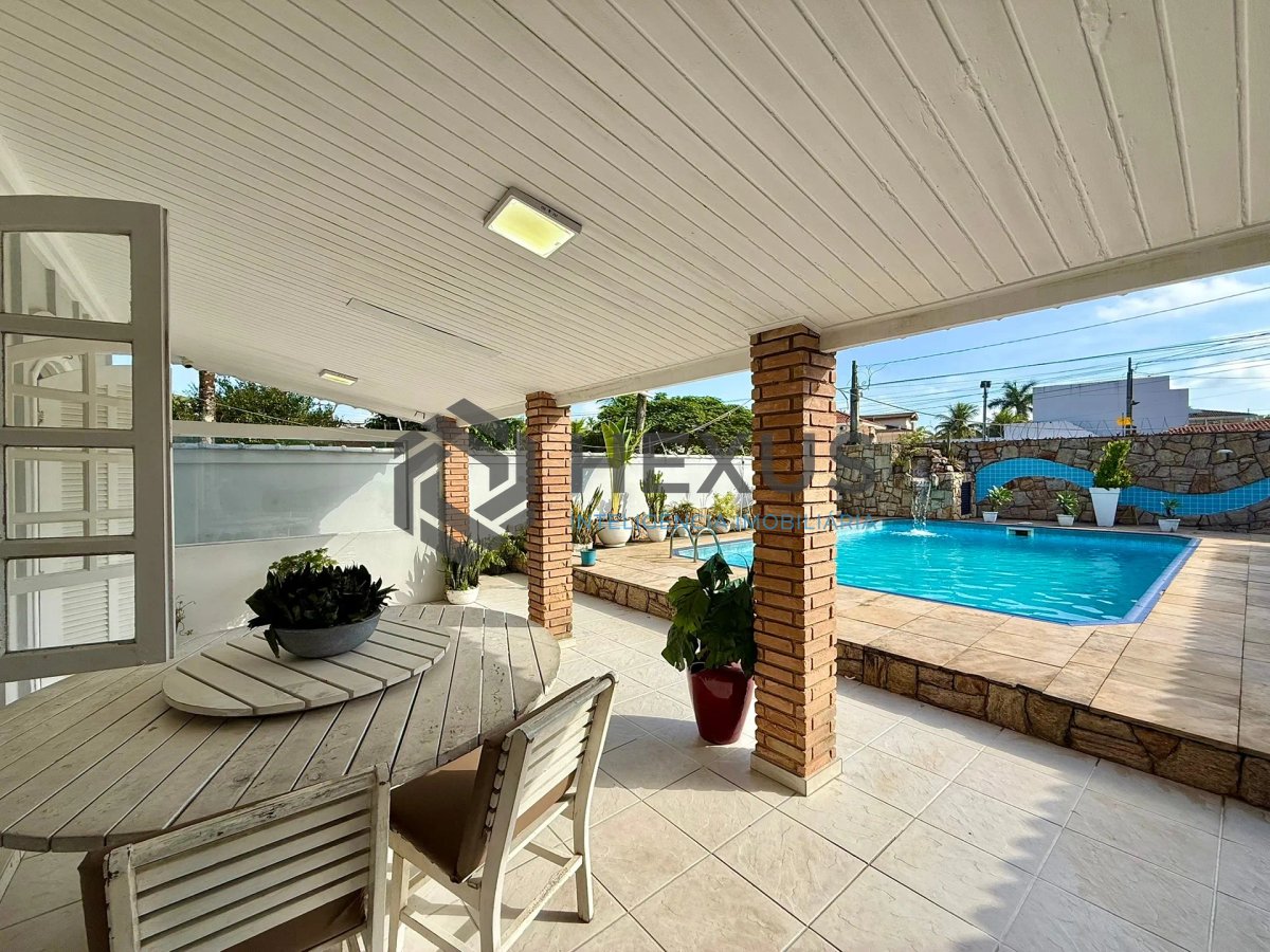 Foto 3 de Casa com varanda e lazer a 120m da praia na Enseada, Guarujá