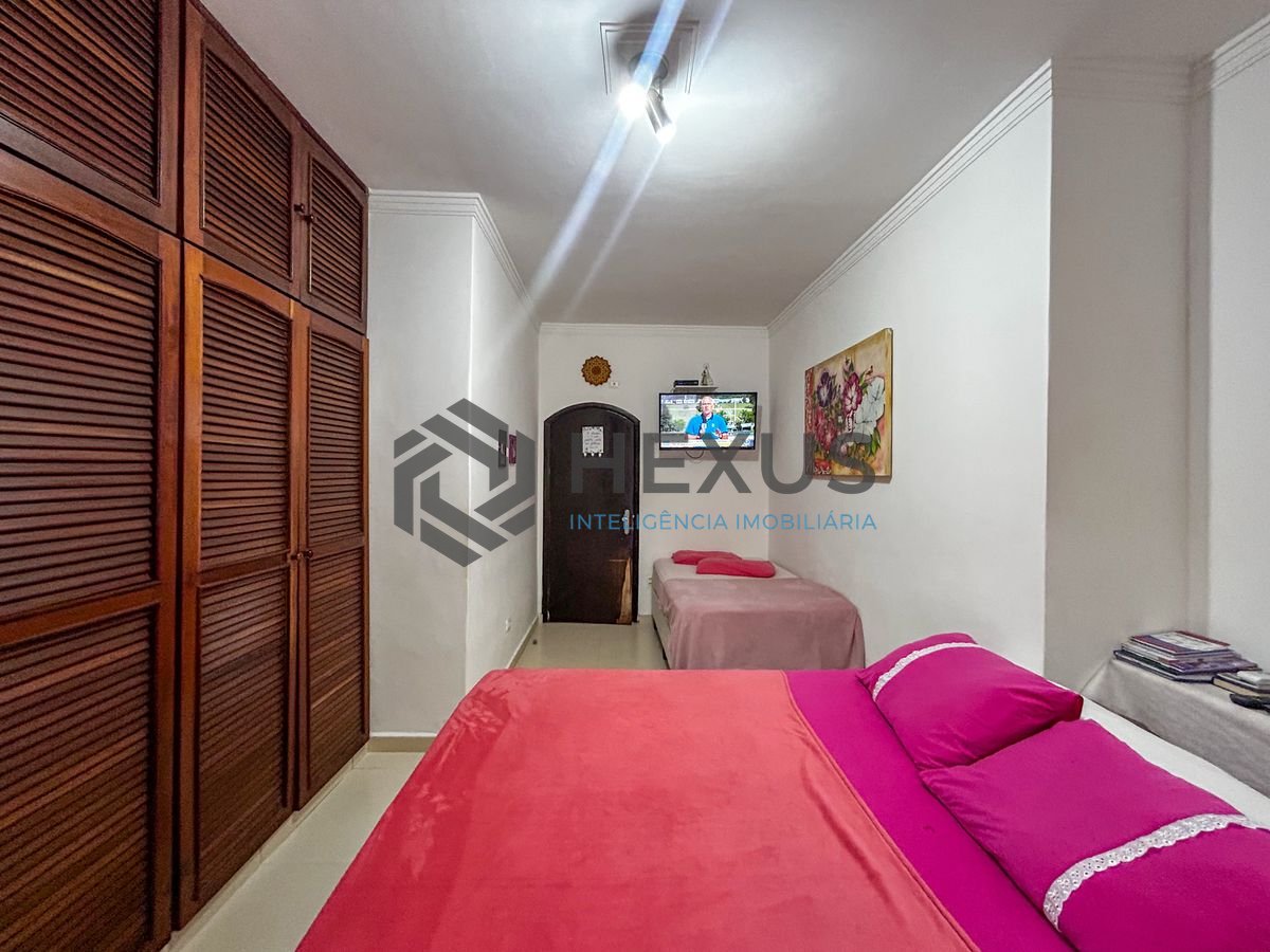 Foto 17 de Casa a 700m da praia na Enseada, Guarujá