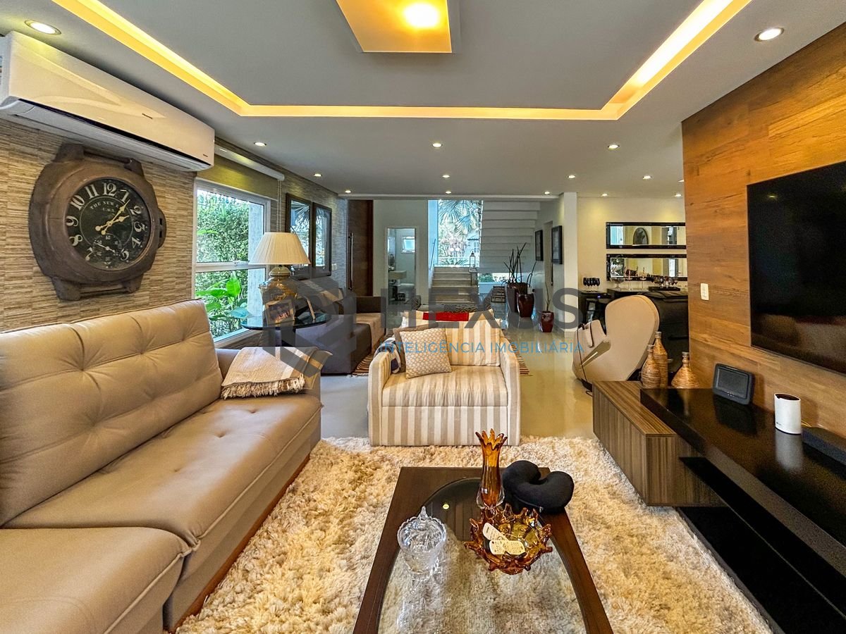 Foto 5 de Casa reformada com piscina e área gourmet no Graville na Enseada, Guarujá