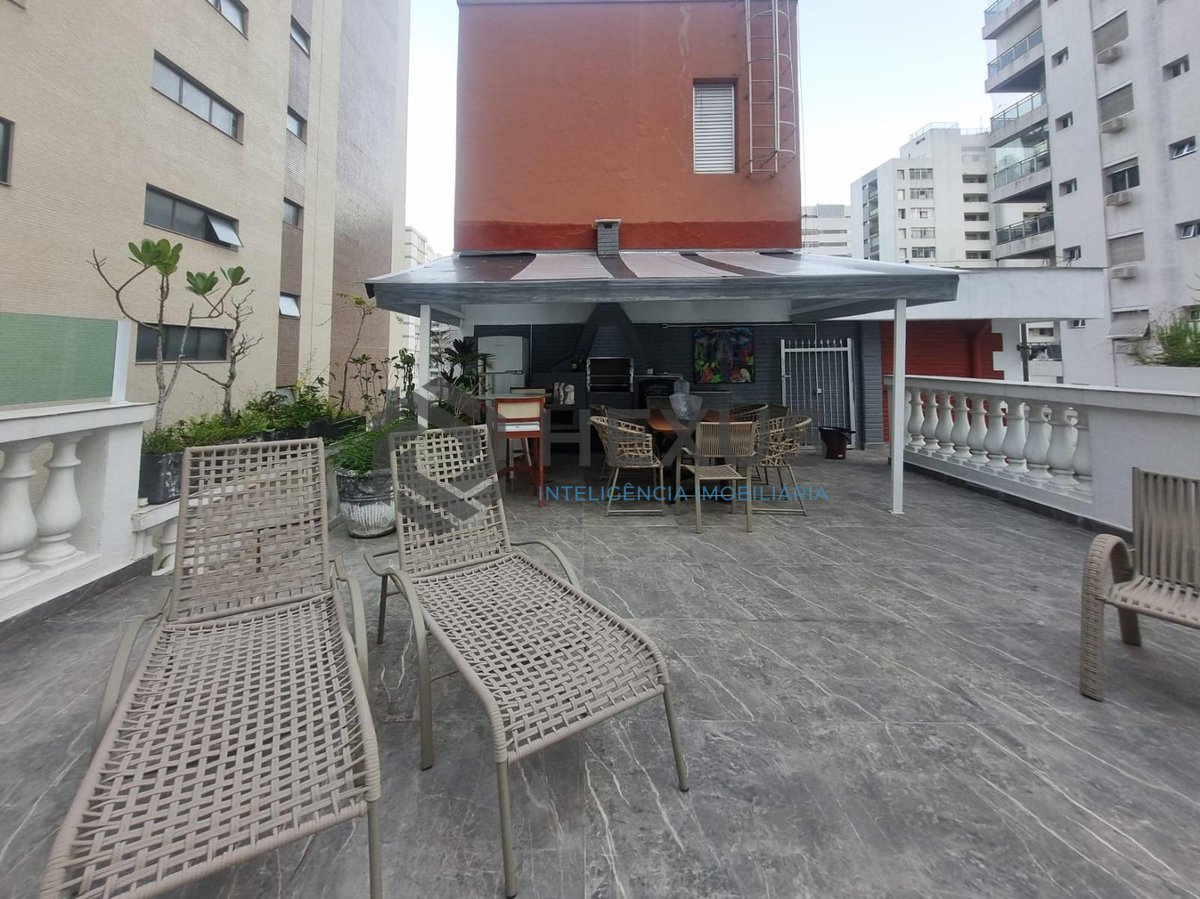 Foto 2 de Cobertura com varanda, piscina e churrasqueira a uma quadra da Praia das Pitangueiras, Guaruja