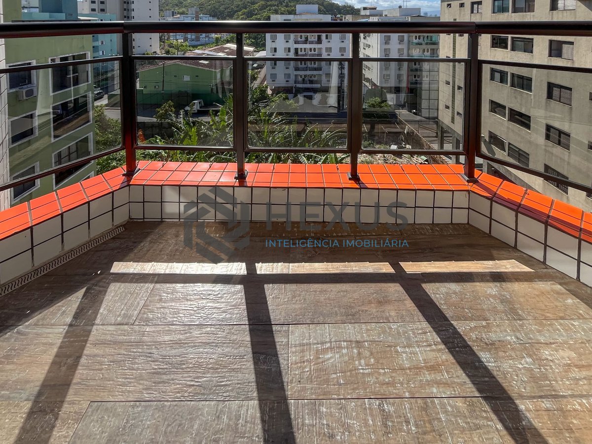 Foto 16 de Cobertura reformada com piscina e churrasqueira na Praia do Tombo, Guaruja