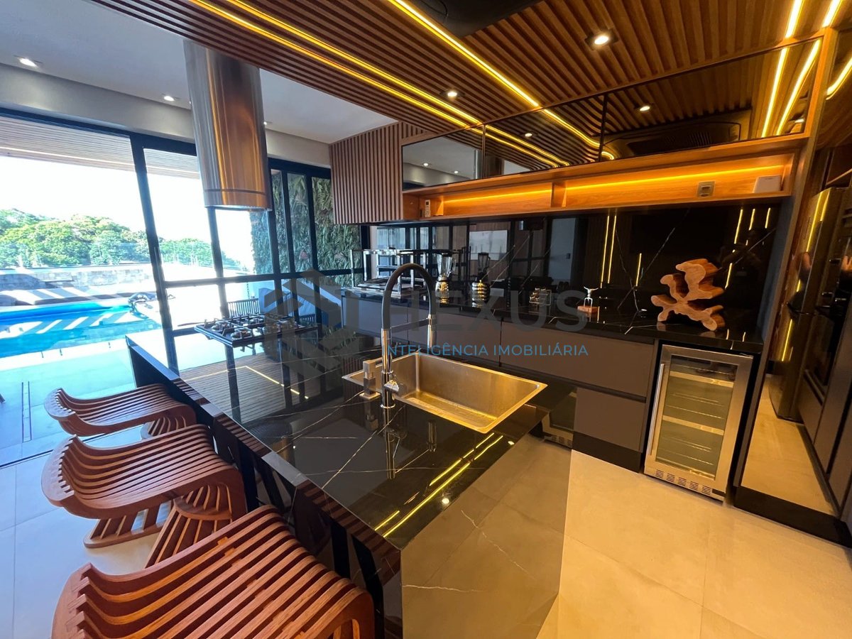 Foto 26 de Cobertura de alto luxo com piscina e churrasqueira na Praia das Pitangueiras, Guaruja
