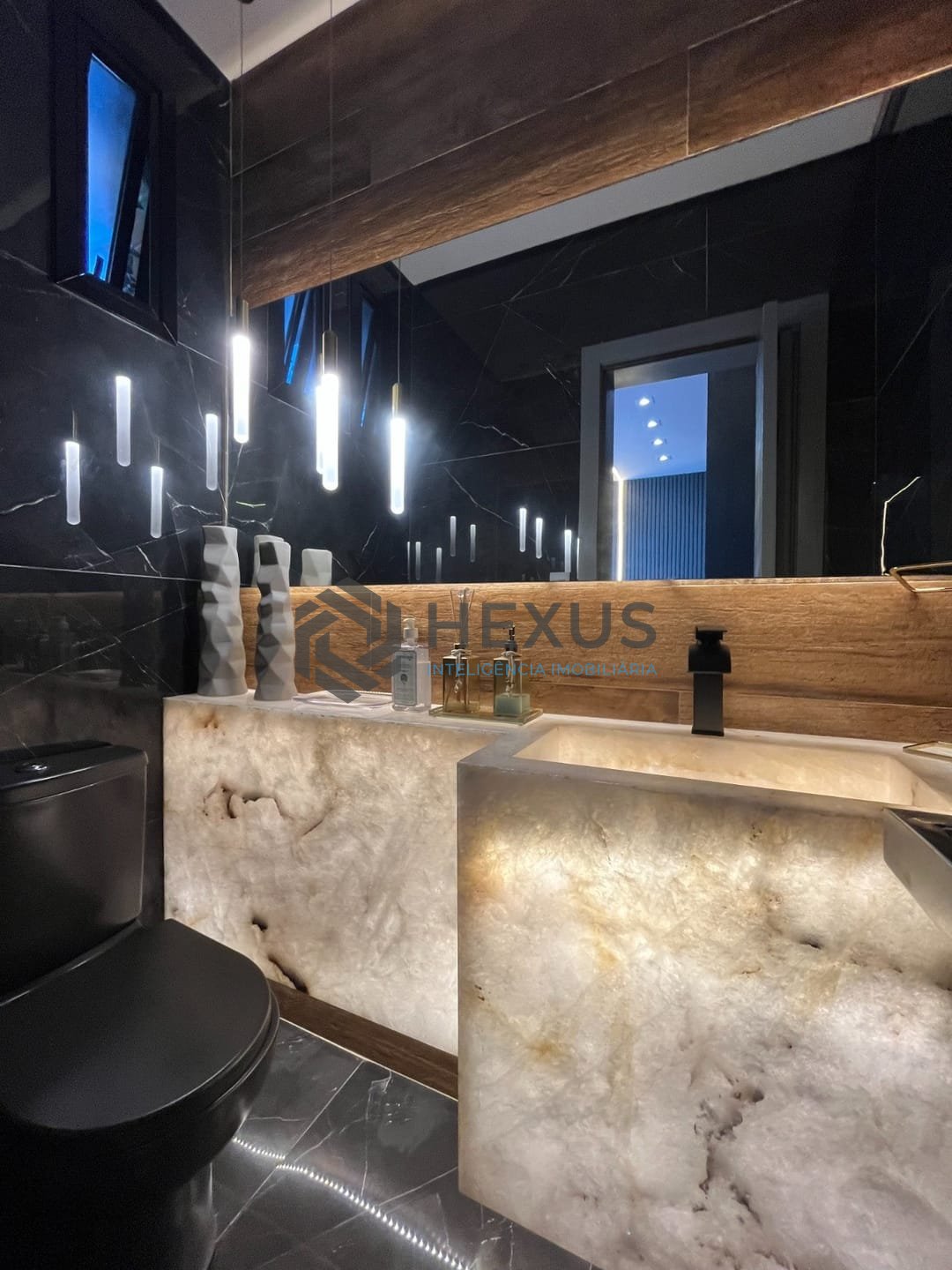 Foto 9 de Cobertura de alto luxo com piscina e churrasqueira na Praia das Pitangueiras, Guaruja