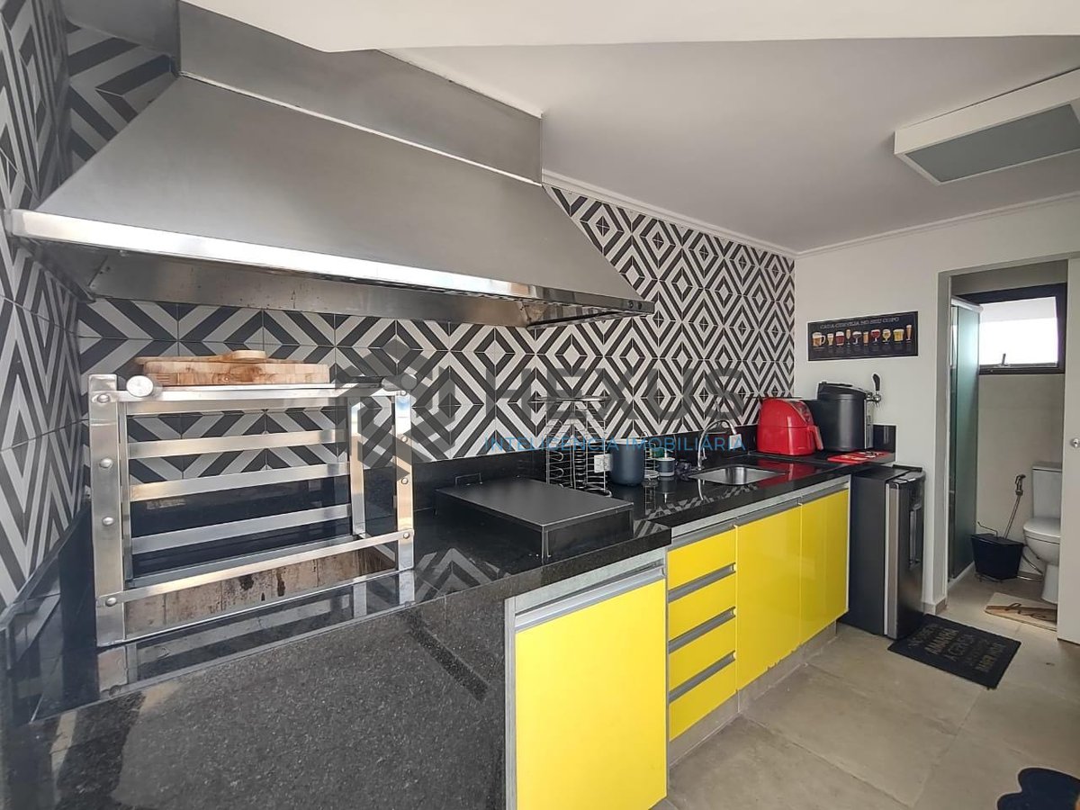 Foto 10 de Cobertura penthouse reformada com varanda gourmet e lazer na Praia da Enseada, Guaruja