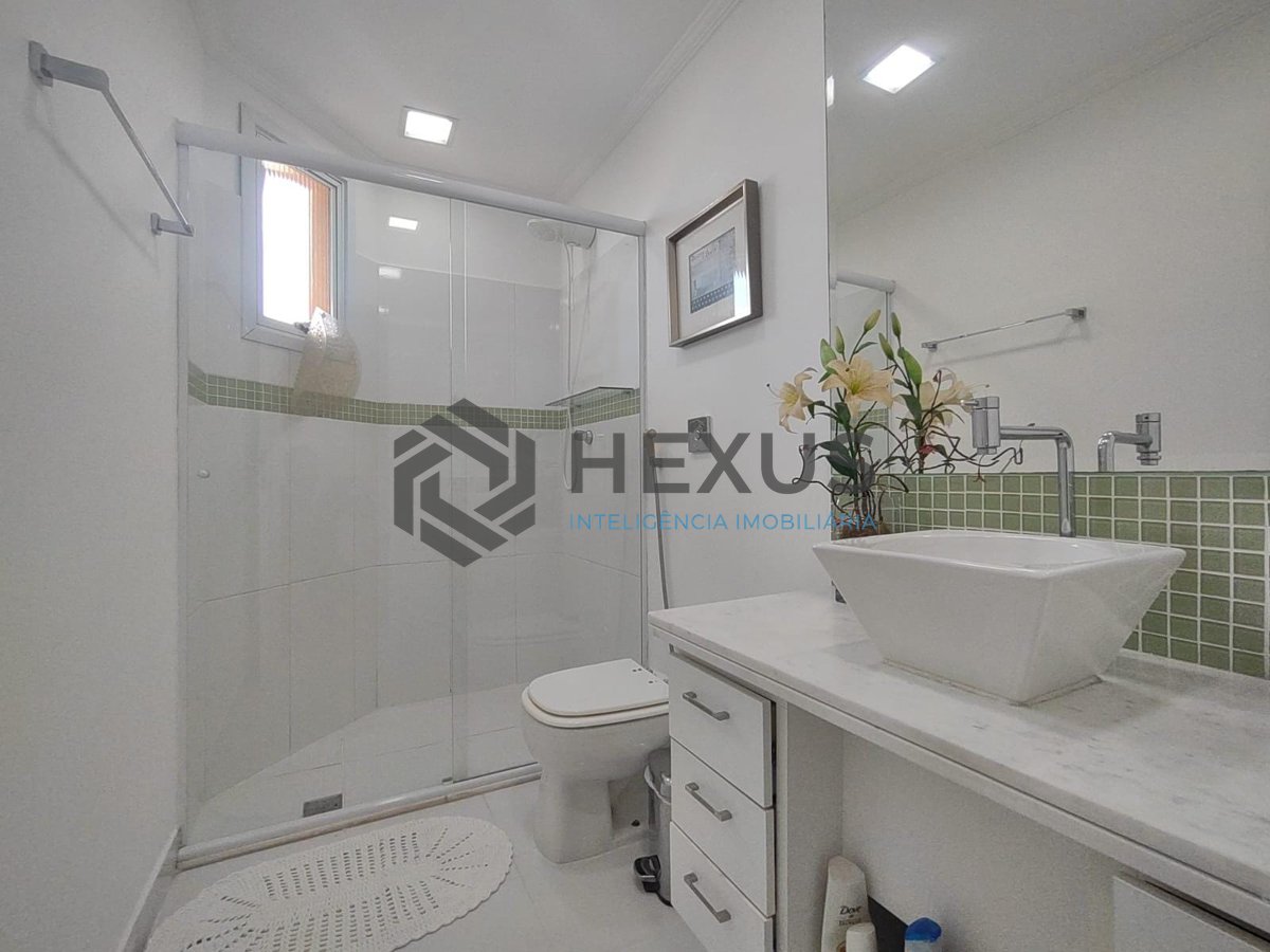 Foto 10 de Cobertura duplex reformada com varanda vista mar e lazer na Praia da Enseada, Guaruja