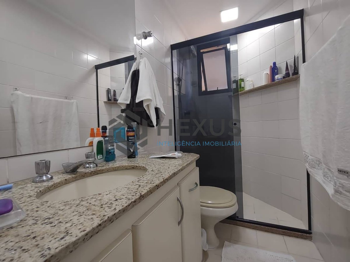 Foto 9 de Cobertura duplex reformada com varanda vista mar e lazer na Praia da Enseada, Guaruja