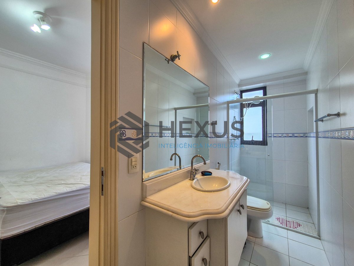 Foto 21 de Apartamento reformado com varanda e lazer nas Pitangueiras, Guarujá