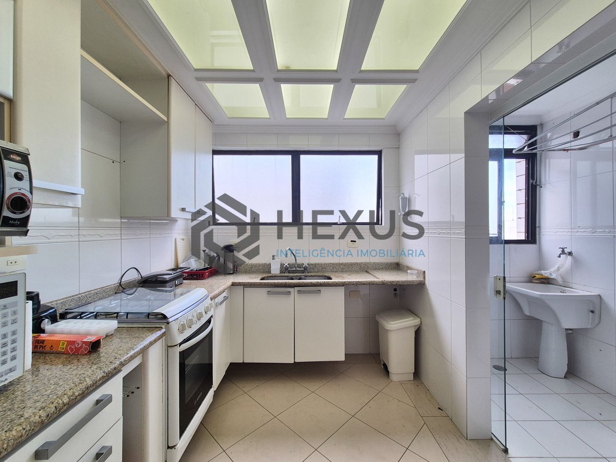 Foto 34 de Apartamento reformado com varanda e lazer nas Pitangueiras, Guarujá