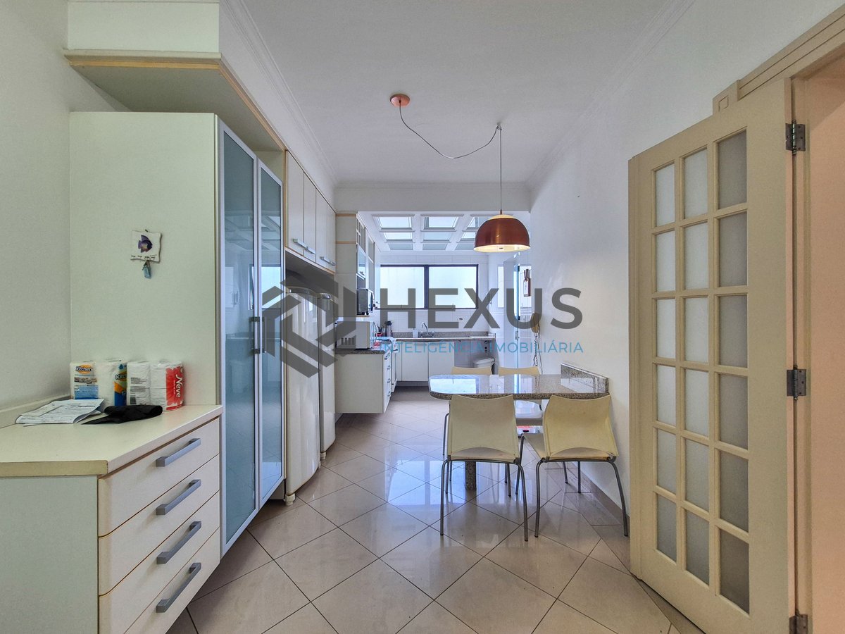 Foto 36 de Apartamento reformado com varanda e lazer nas Pitangueiras, Guarujá