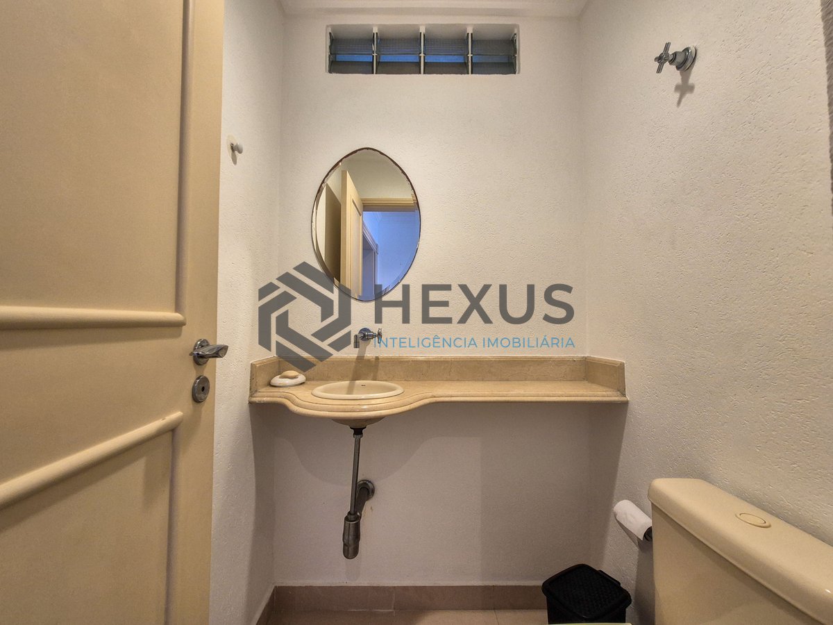 Foto 10 de Apartamento reformado com varanda e lazer nas Pitangueiras, Guarujá