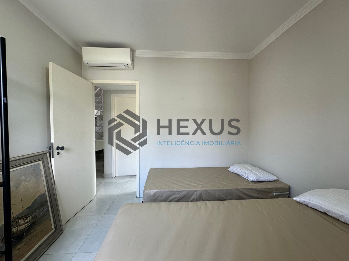 Foto 9 de Cobertura Duplex reformada com varanda a 500m da praia na Enseada, Guarujá