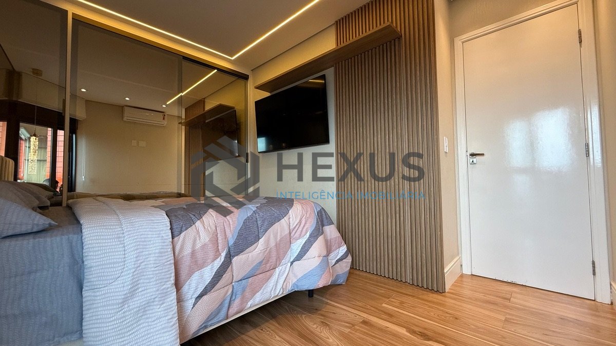 Foto 13 de Cobertura Duplex reformada com varanda vista mar e lazer a 400m da praia na Enseada, Guarujá