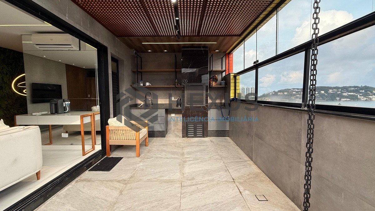 Foto 3 de Cobertura Duplex reformada com varanda vista mar e lazer a 400m da praia na Enseada, Guarujá