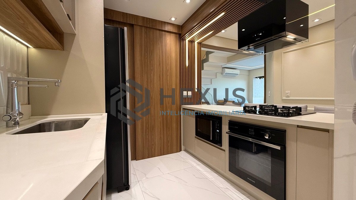Foto 9 de Cobertura Duplex reformada com varanda vista mar e lazer a 400m da praia na Enseada, Guarujá