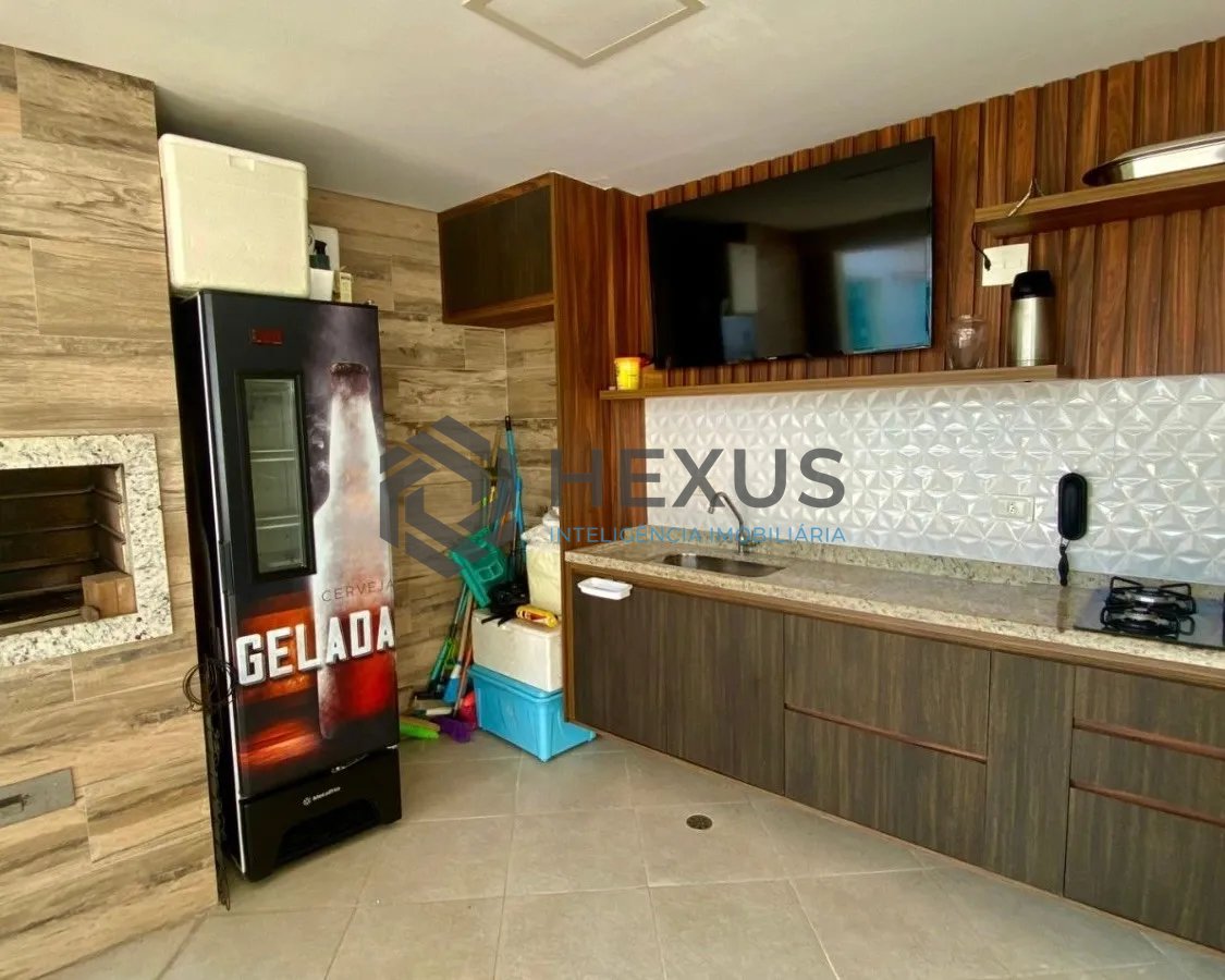 Foto 14 de Cobertura Duplex reformado com varanda e lazer a 100m da praia nas Pitangueiras, Guarujá