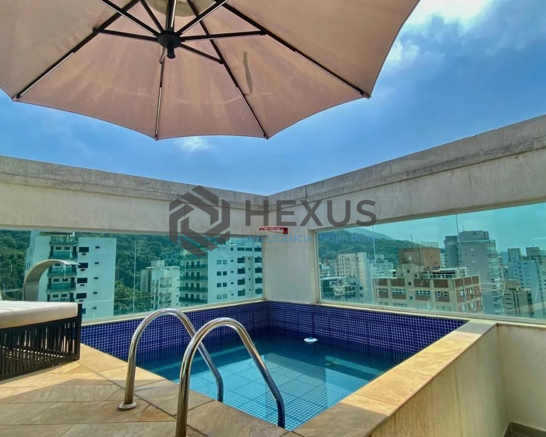 Foto 8 de Cobertura Duplex reformado com varanda e lazer a 100m da praia nas Pitangueiras, Guarujá