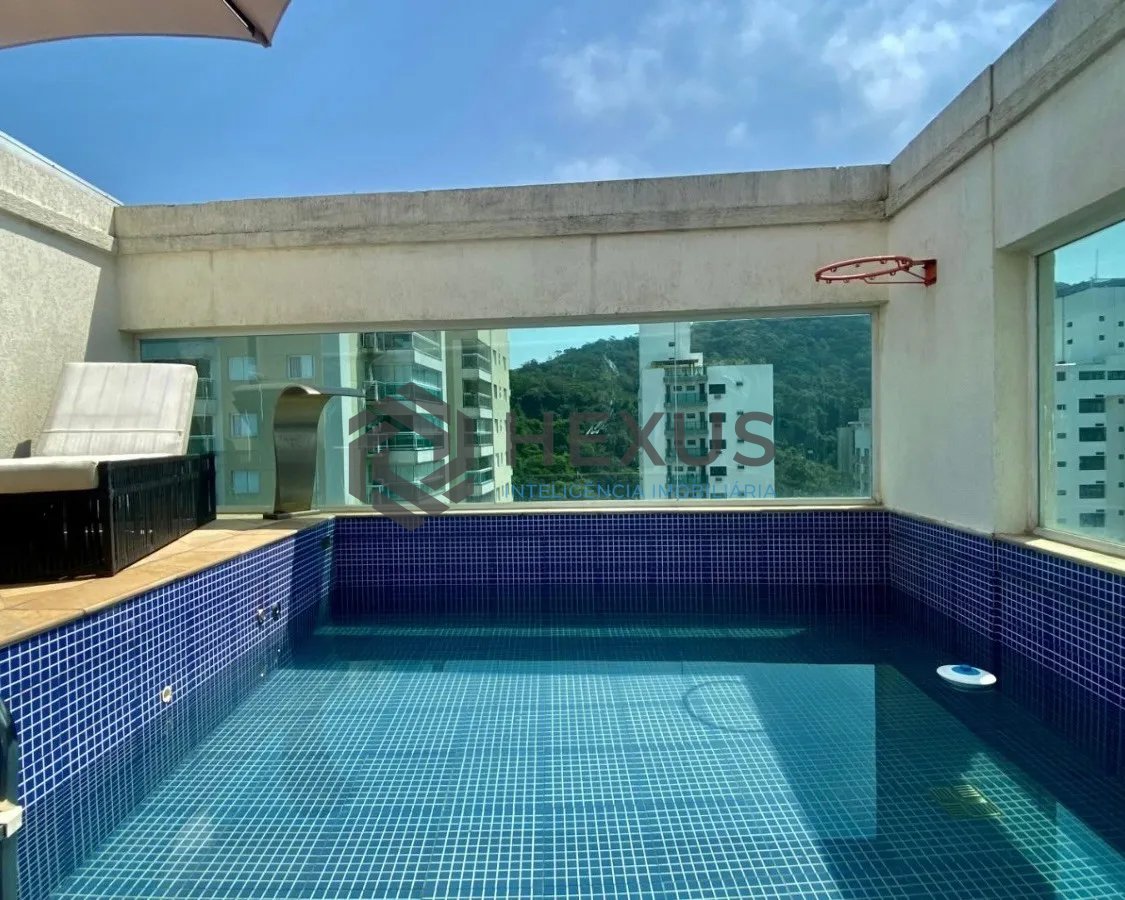 Foto 9 de Cobertura Duplex reformado com varanda e lazer a 100m da praia nas Pitangueiras, Guarujá