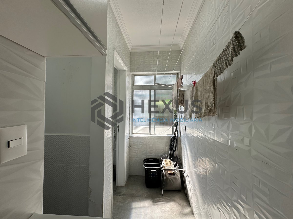 Foto 13 de Cobertura Duplex reformado com varanda e lazer a 300m da praia na Enseada, Guarujá
