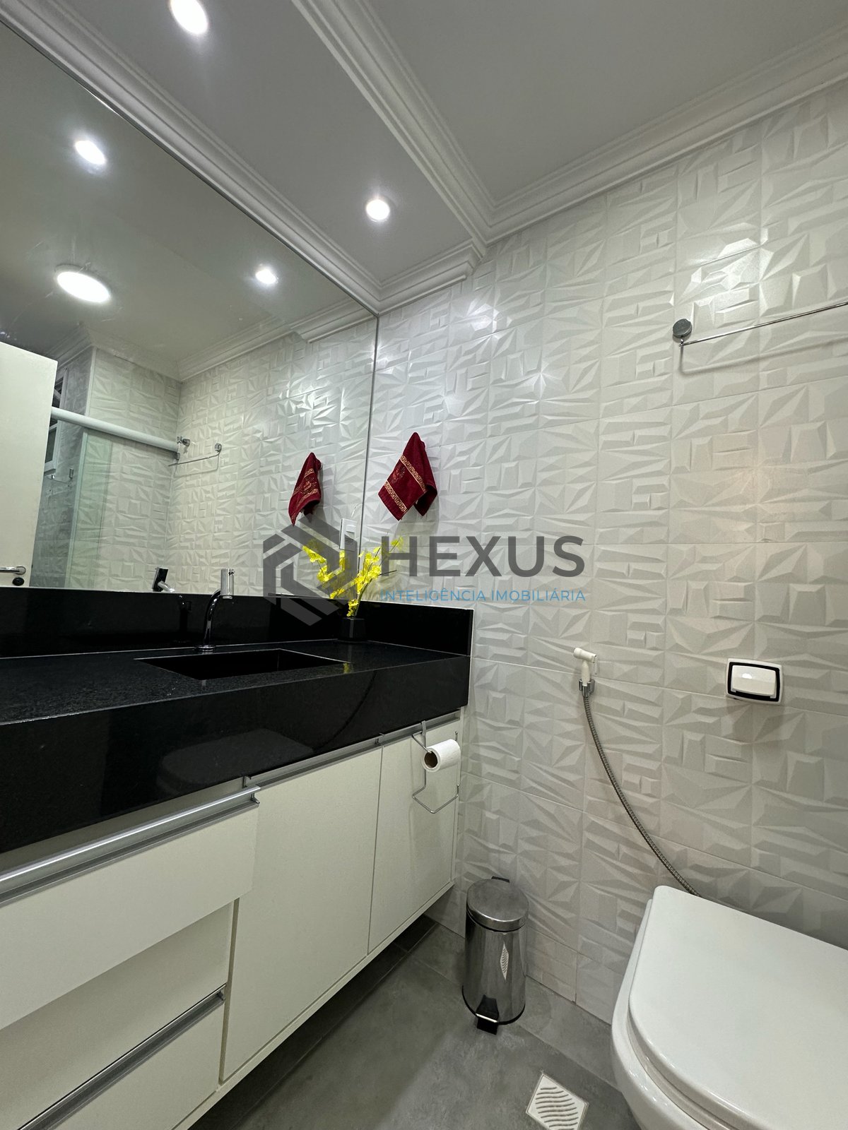 Foto 30 de Cobertura Duplex reformado com varanda e lazer a 300m da praia na Enseada, Guarujá