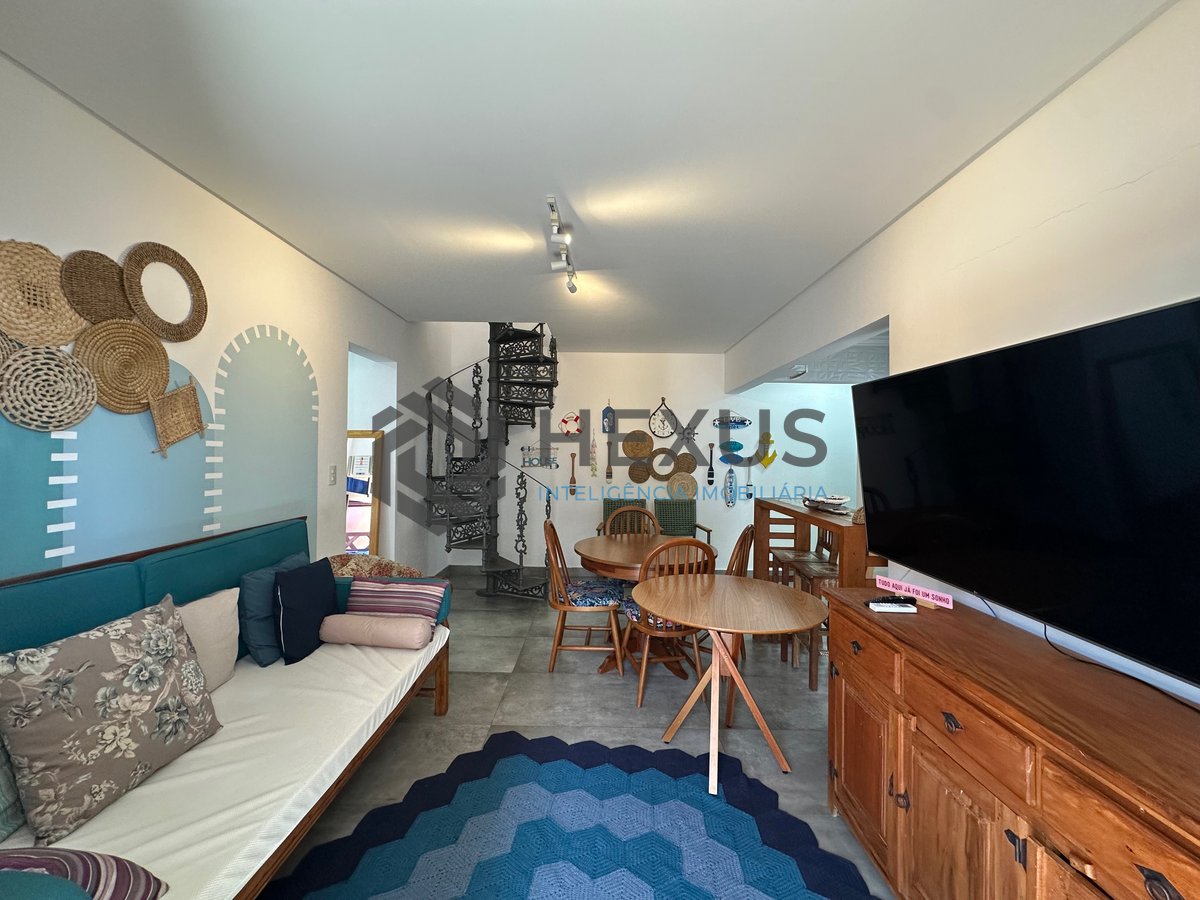 Foto 4 de Cobertura Duplex reformado com varanda e lazer a 300m da praia na Enseada, Guarujá