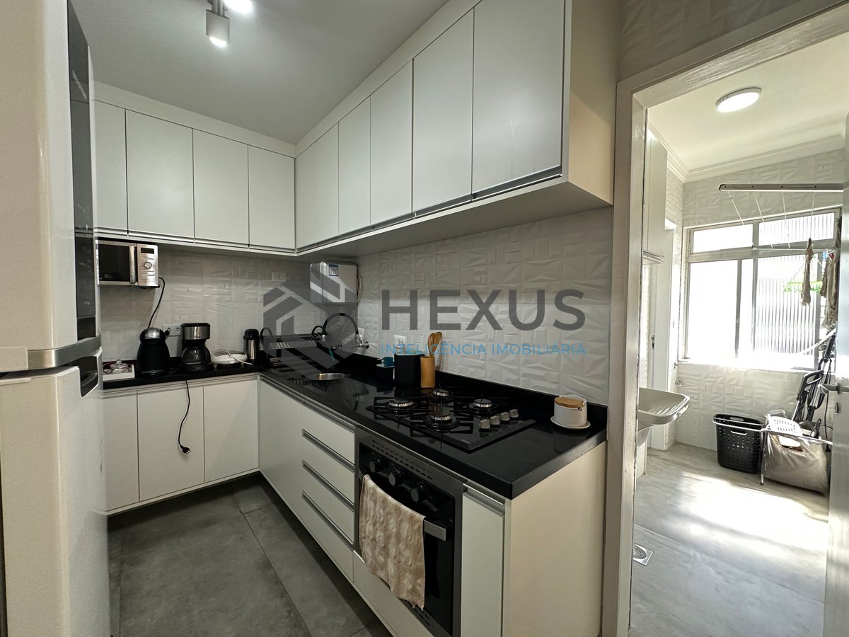 Foto 9 de Cobertura Duplex reformado com varanda e lazer a 300m da praia na Enseada, Guarujá