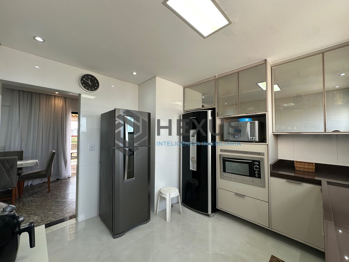 Foto 9 de Cobertura Duplex reformado com varanda vista mar e lazer a 500m da praia na Enseada, Guarujá