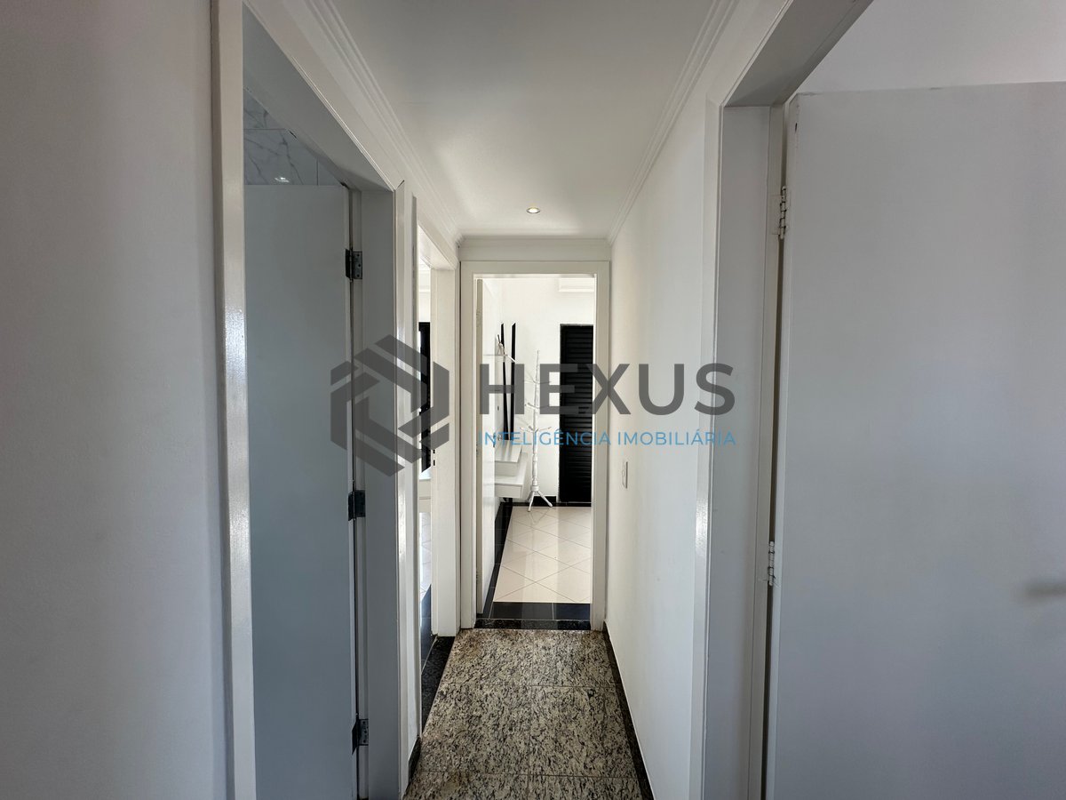 Foto 10 de Cobertura Duplex reformado com varanda vista mar e lazer a 500m da praia na Enseada, Guarujá