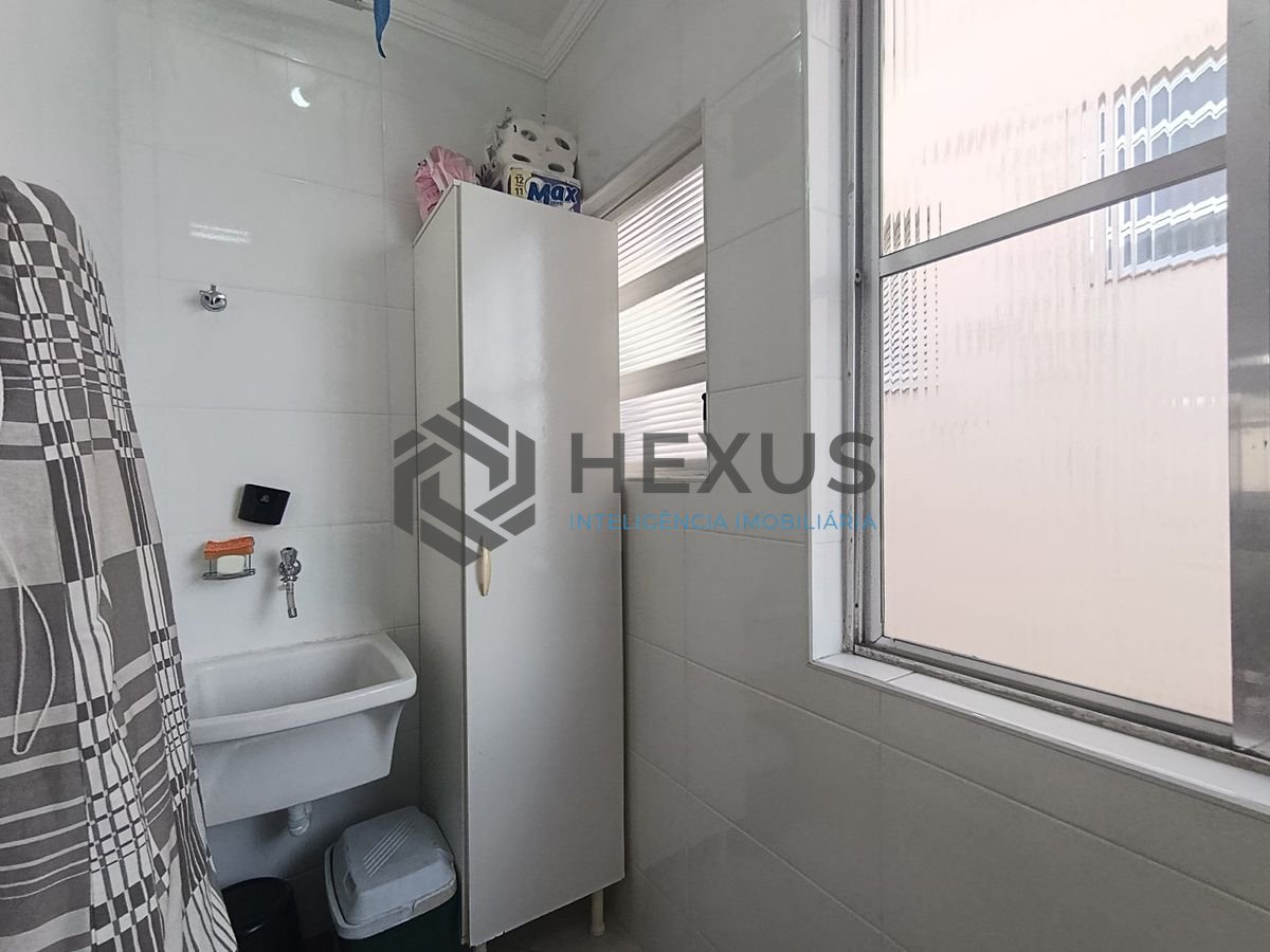 Foto 9 de Apartamento reformado com vista mar a 250m da praia na região da Brunella na Enseada, Guarujá