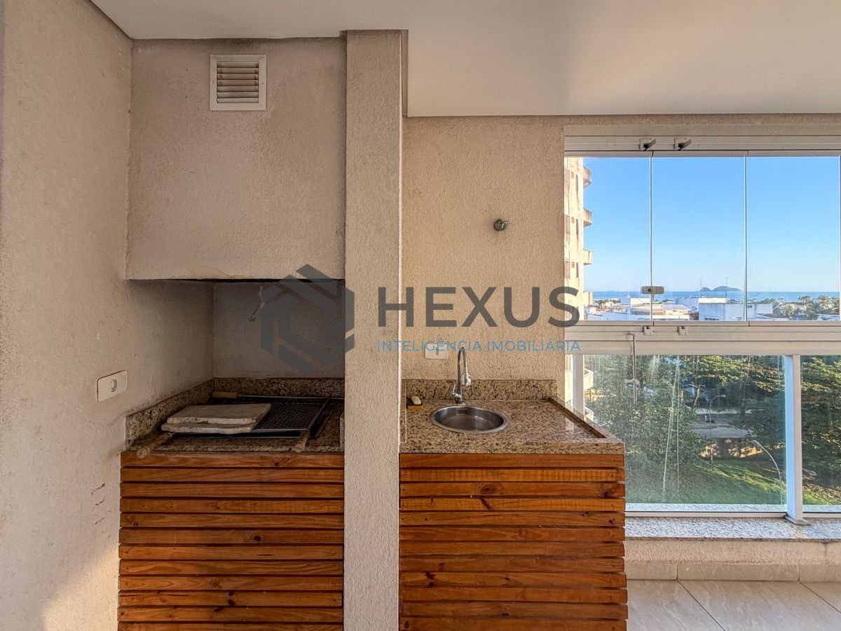 Foto 5 de Apartamento reformado com varanda gourmet vista mar a 400m da praia na região do Jardim Centenário na Enseada, Guarujá