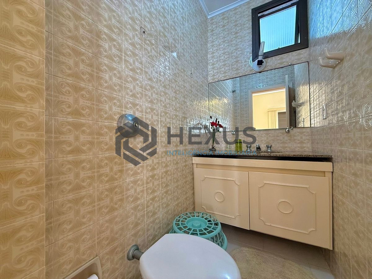 Foto 18 de Apartamento reformado com varanda e lazer a 300m da praia na Enseada, Guarujá