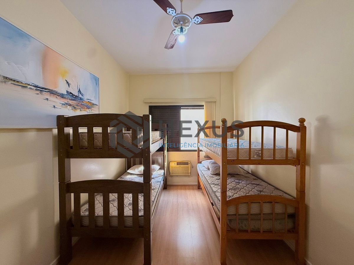 Foto 11 de Apartamento reformado com varanda e lazer a 300m da praia na Enseada, Guarujá