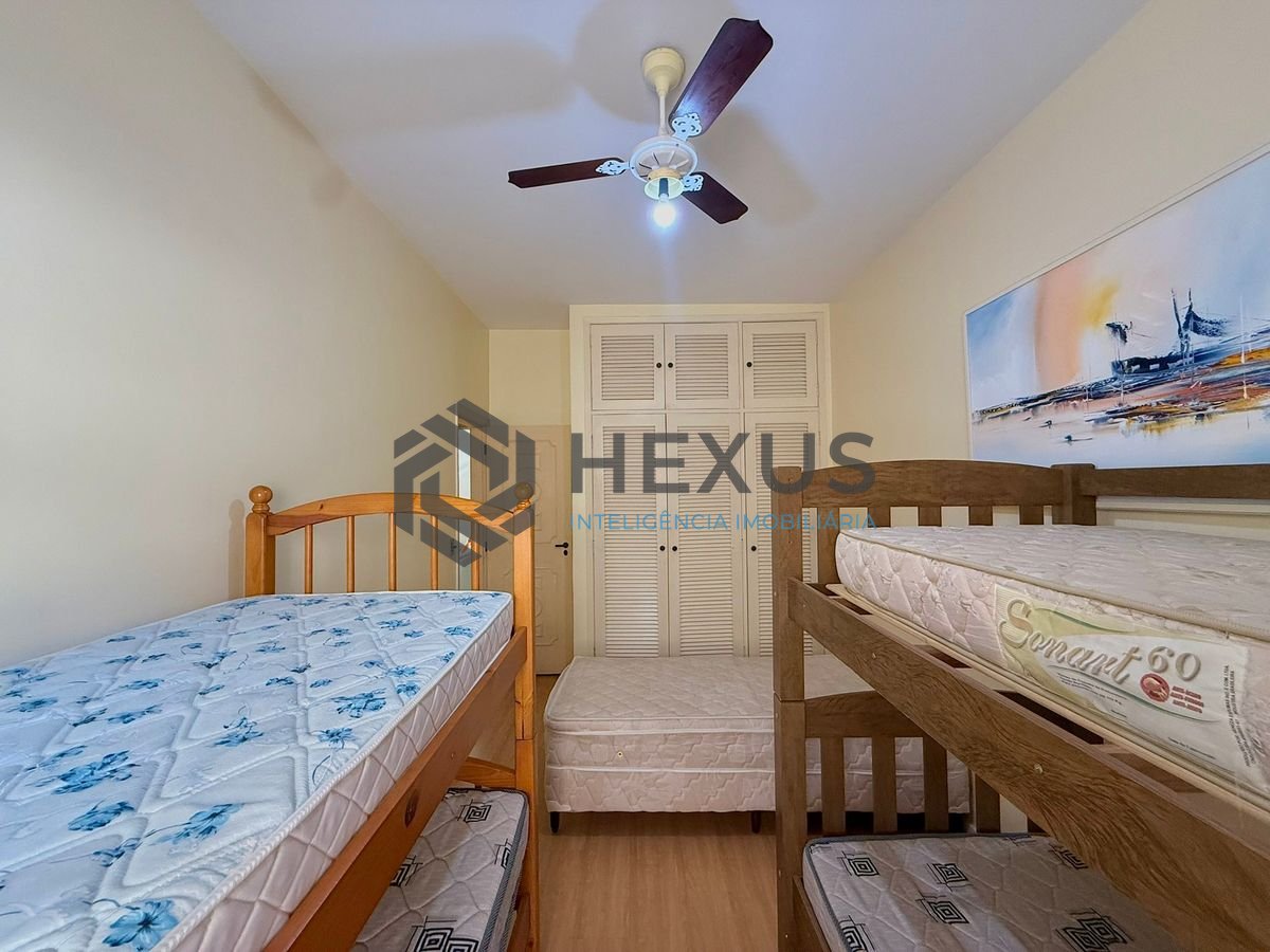 Foto 12 de Apartamento reformado com varanda e lazer a 300m da praia na Enseada, Guarujá