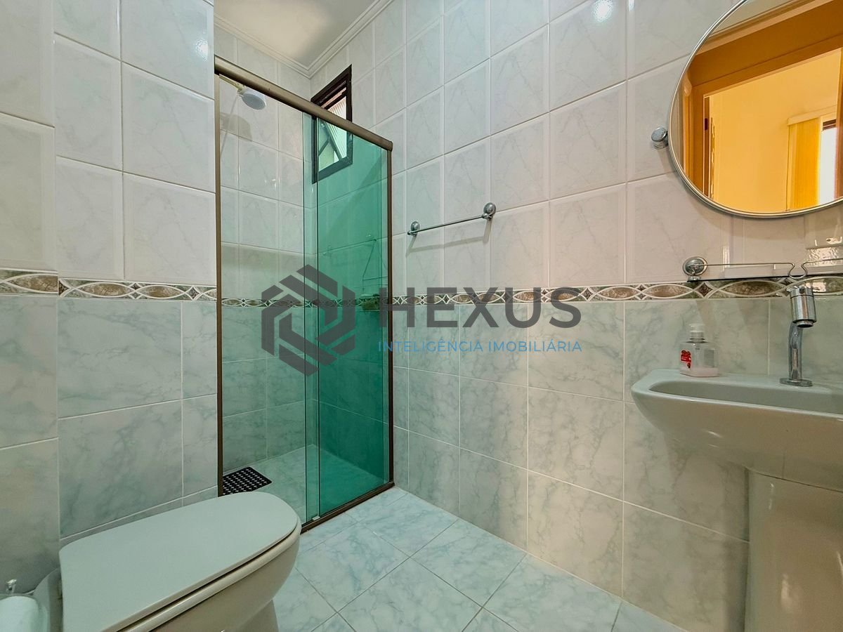 Foto 13 de Apartamento reformado com varanda e lazer a 300m da praia na Enseada, Guarujá