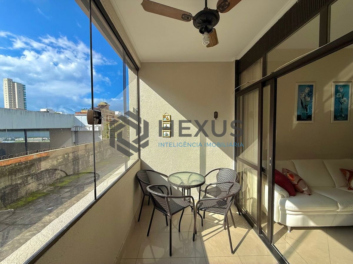 Foto 4 de Apartamento reformado com varanda e lazer a 300m da praia na Enseada, Guarujá