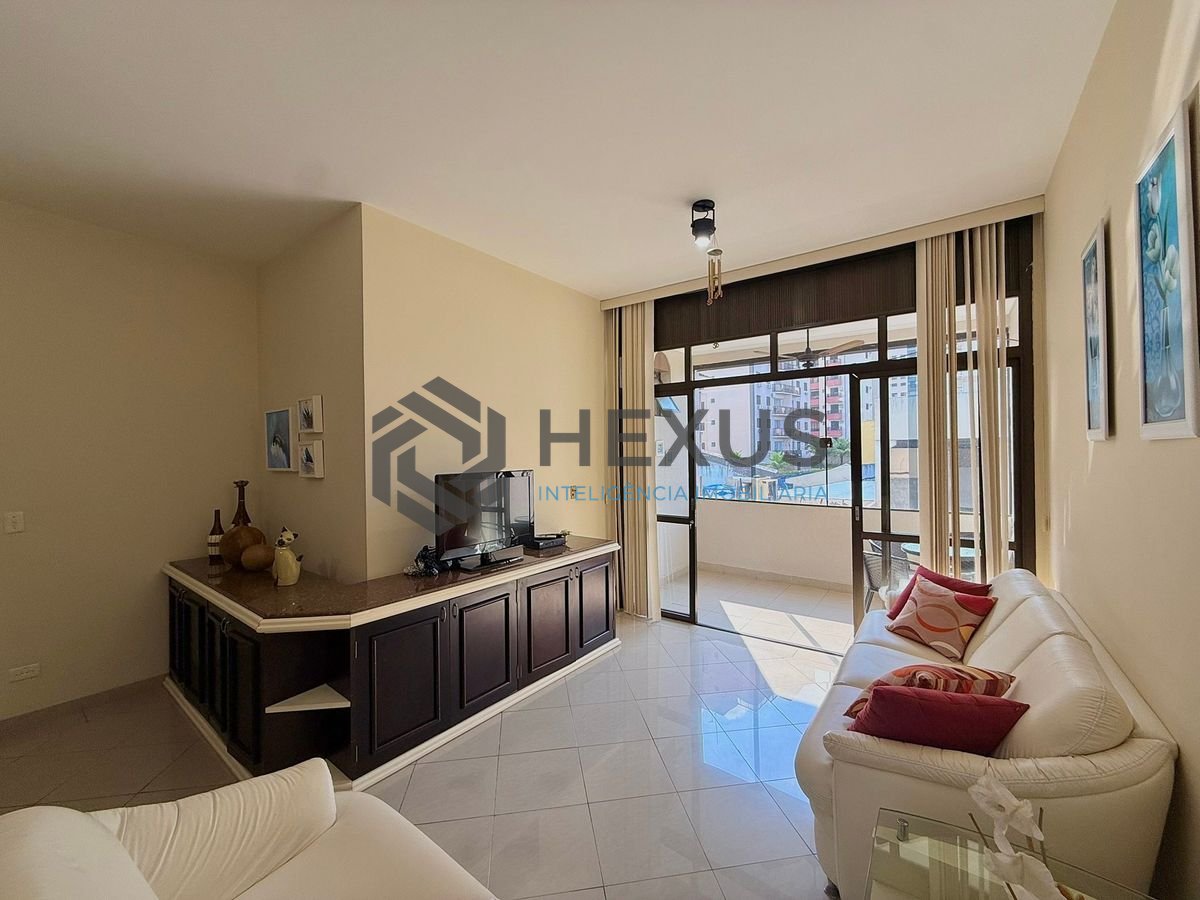 Foto 6 de Apartamento reformado com varanda e lazer a 300m da praia na Enseada, Guarujá
