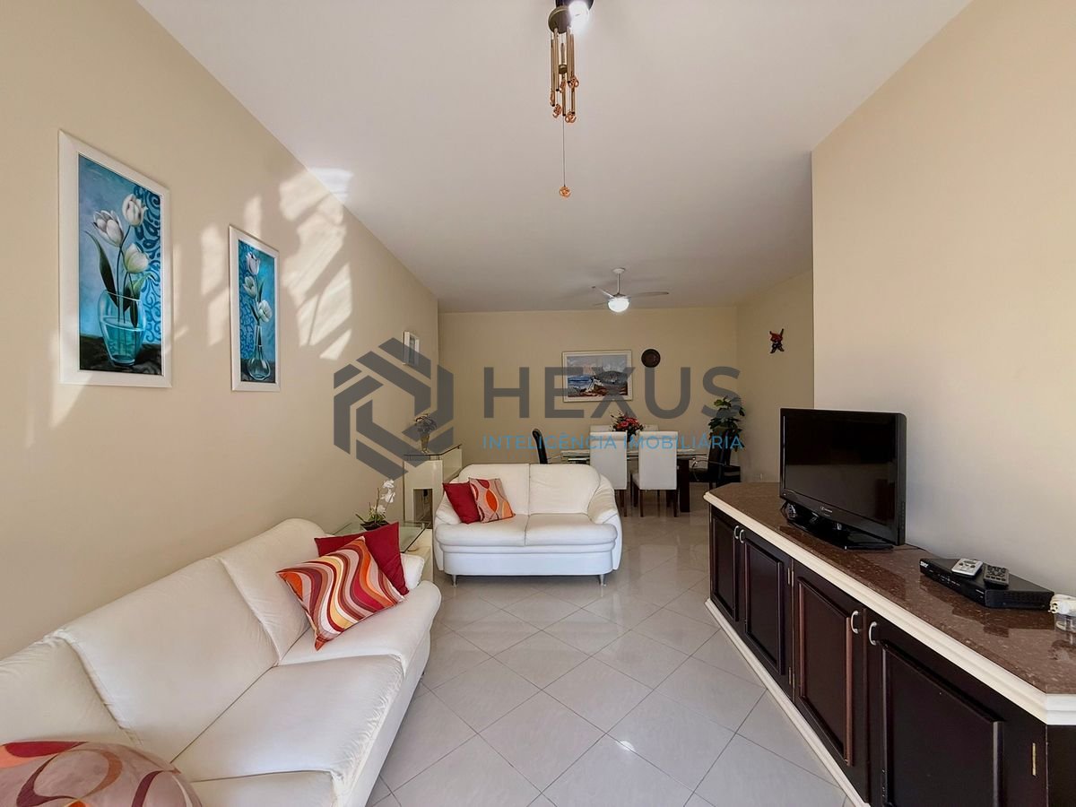 Foto 3 de Apartamento reformado com varanda e lazer a 300m da praia na Enseada, Guarujá