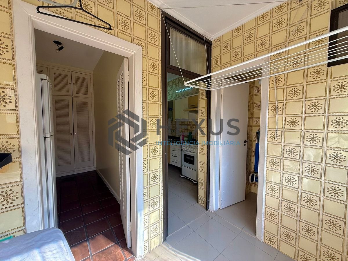 Foto 28 de Apartamento reformado com varanda e lazer a 300m da praia na Enseada, Guarujá