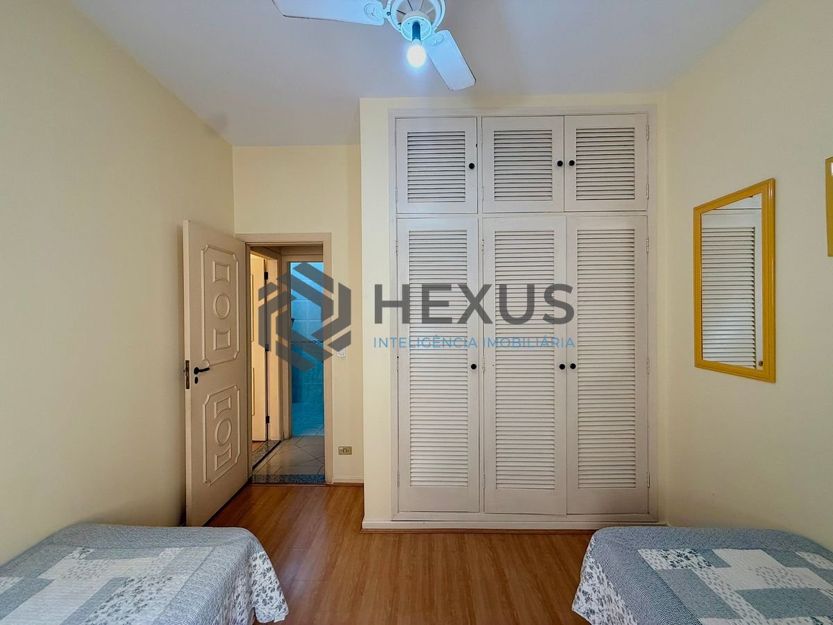 Foto 15 de Apartamento reformado com varanda e lazer a 300m da praia na Enseada, Guarujá