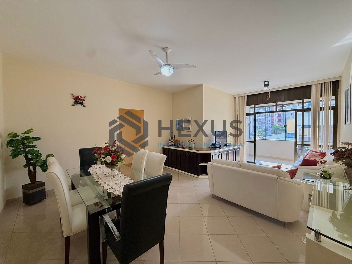 Foto 2 de Apartamento reformado com varanda e lazer a 300m da praia na Enseada, Guarujá
