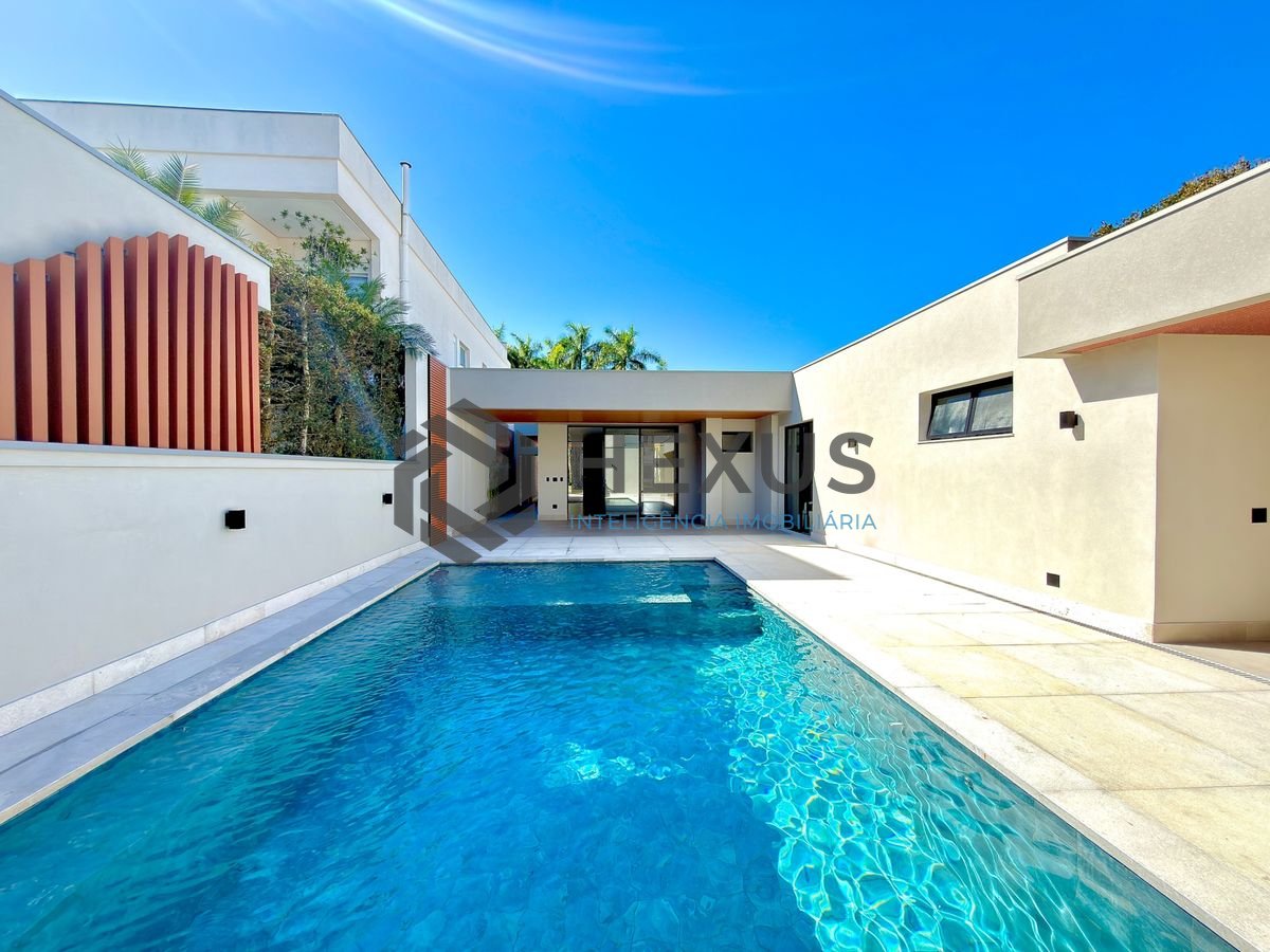 Foto 2 de Casa reformada com piscina e área gourmet no Jardim Acapulco, Guarujá