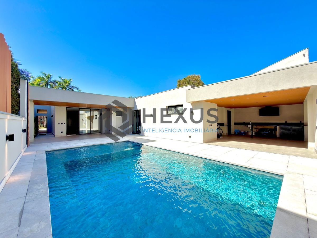 Foto 3 de Casa reformada com piscina e área gourmet no Jardim Acapulco, Guarujá