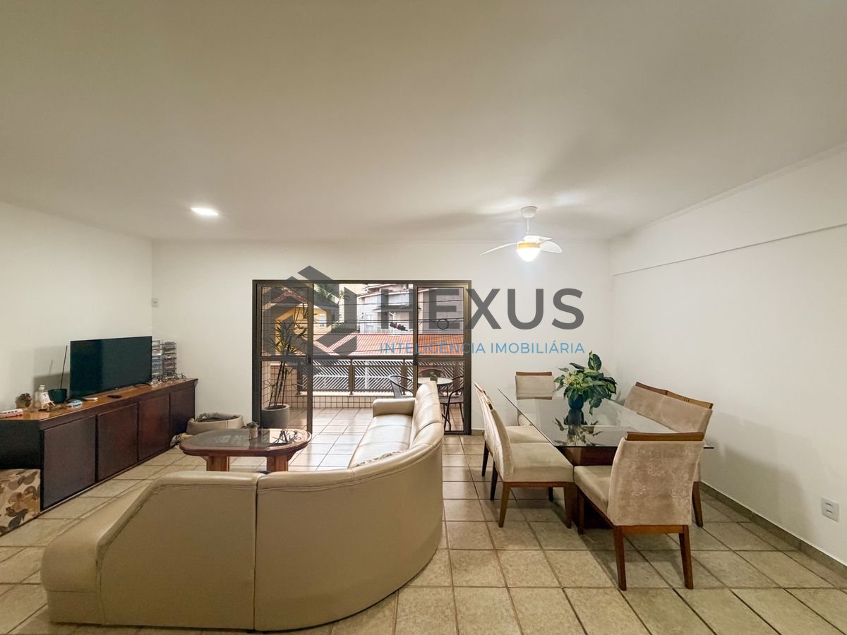 Foto 2 de Apartamento reformado com varanda na região do Jardim Três Marias na Enseada, Guarujá