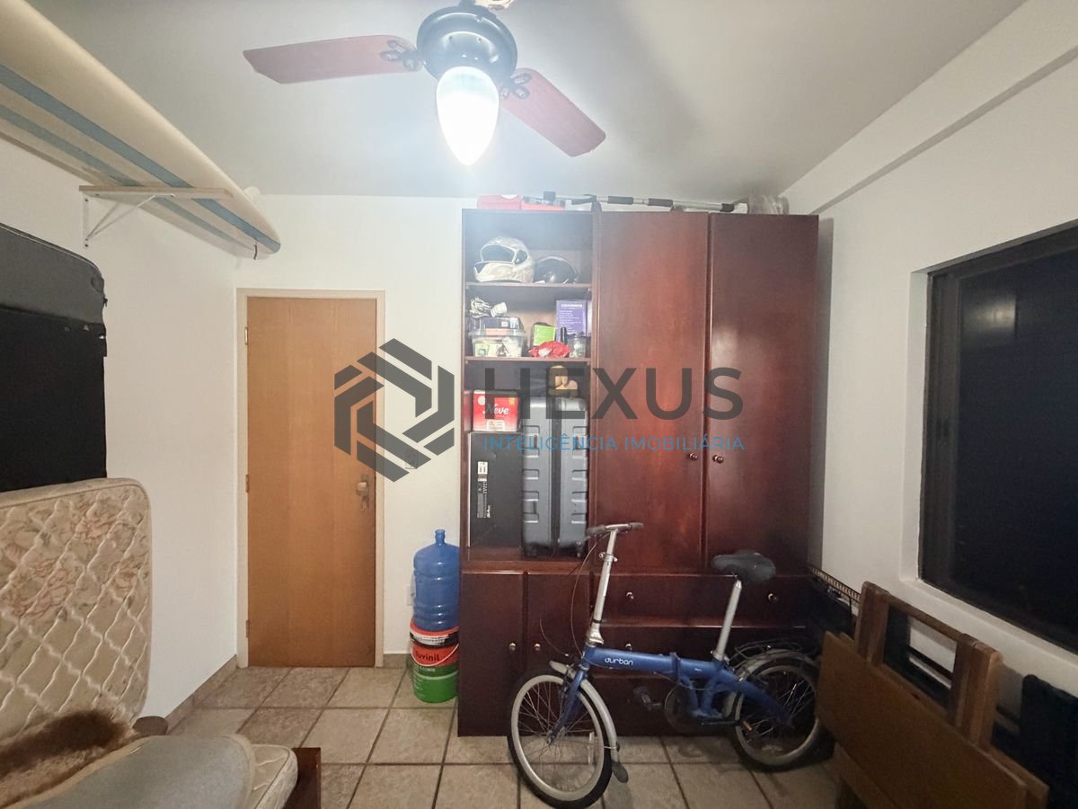 Foto 16 de Apartamento reformado com varanda na região do Jardim Três Marias na Enseada, Guarujá