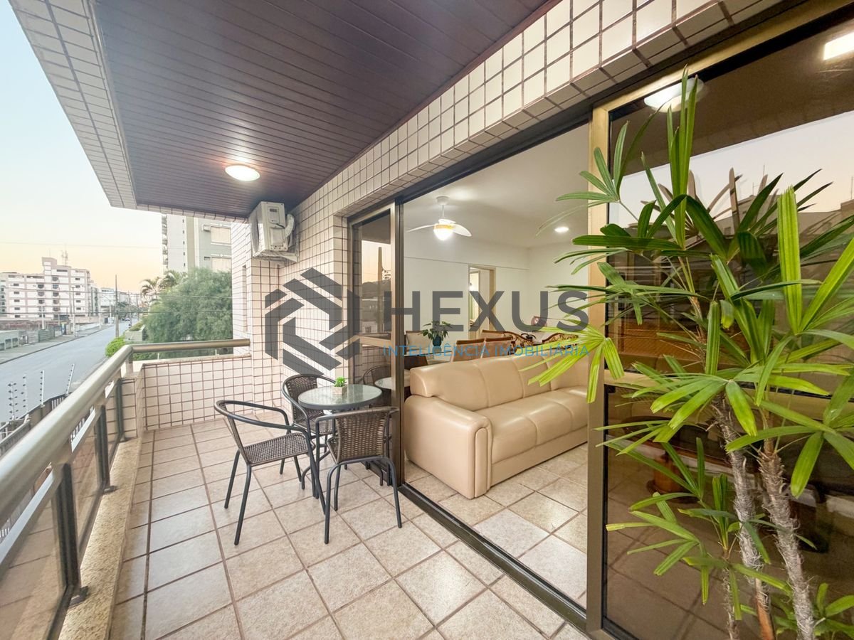 Foto 12 de Apartamento reformado com varanda na região do Jardim Três Marias na Enseada, Guarujá