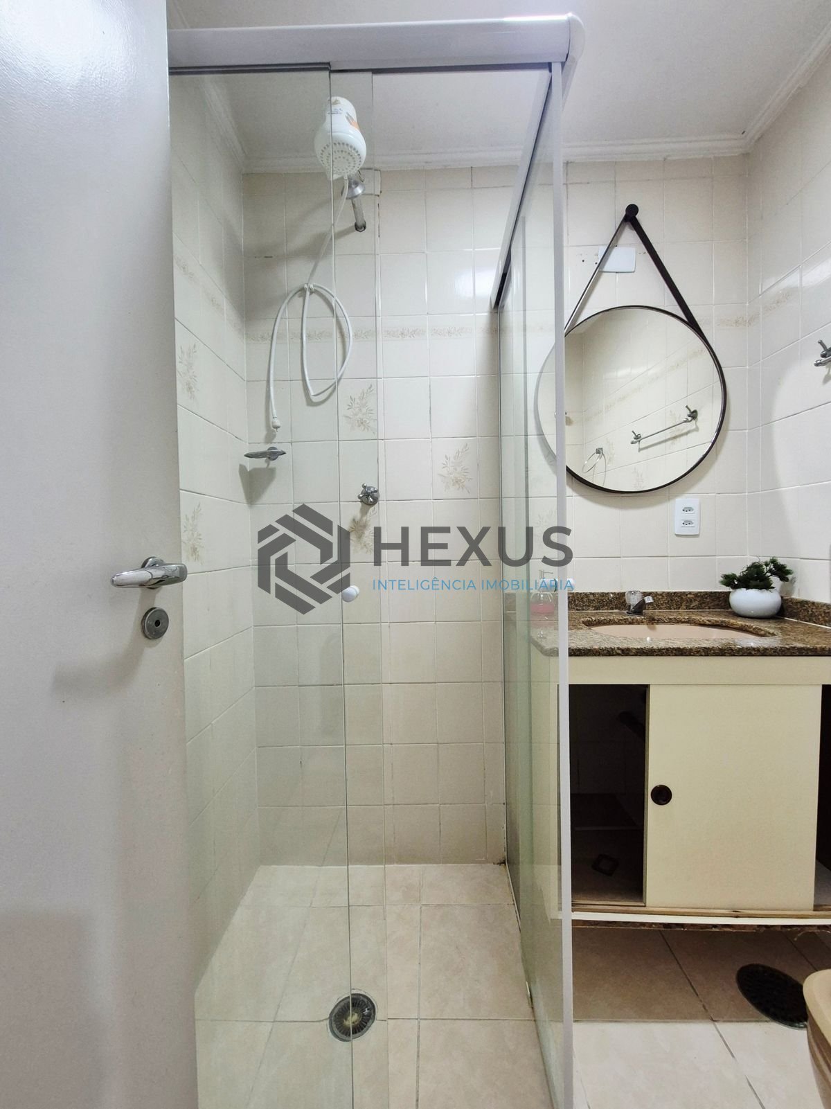 Foto 17 de Apartamento com varanda nas Pitangueiras, Guarujá